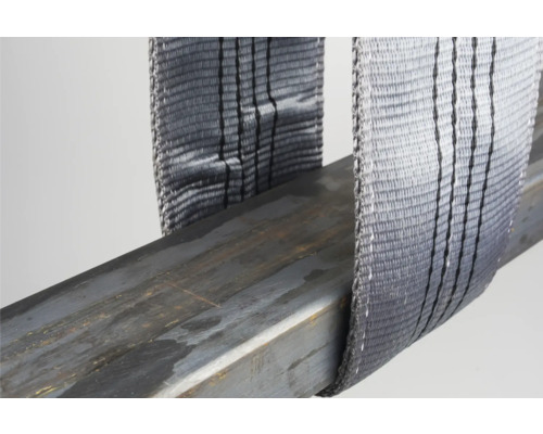 Sangle de levage en tissu tenant un acier carré