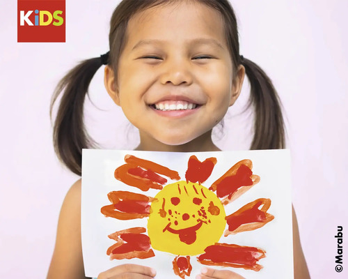 Ein lächelndes Mädchen hält ein selbstgemaltes Sonnenbild.