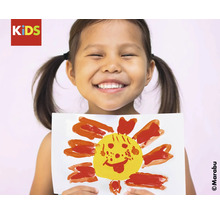 Un enfant tient un dessin de soleil peint avec de la peinture au doigt
