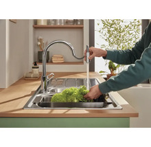 Edelstahlspüle mit Einhebelmischer und Brauseschlauch beim Gemüsewaschen