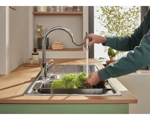 Edelstahlspüle mit Einhebelmischer und Brauseschlauch beim Gemüsewaschen