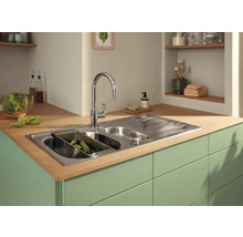 Küchenspüle aus Edelstahl mit Abtropffläche und Spültischarmatur auf einer Küchentheke