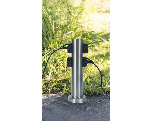 Gartensäule aus Metall mit vier Steckdosen und angeschlossenen Kabeln