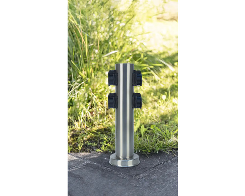 Edelstahlsäule mit vier Anschlüssen zur Wasserentnahme im Garten