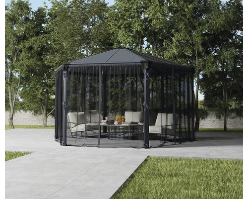 Scène de jardin avec pavillon, rideaux, chaises et table à l''extérieur.