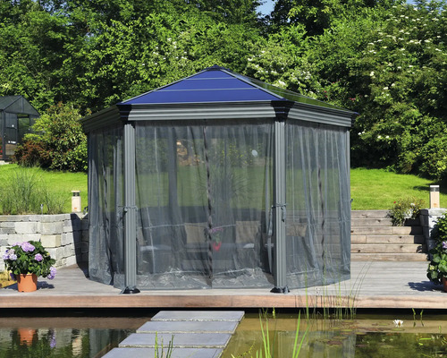 Pavillon avec rideaux dans le jardin
