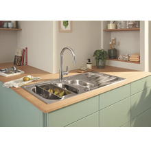 Küchenspüle aus Edelstahl mit Abtropffläche und Armatur in einer hellen Küche