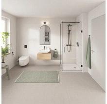 Salle de bain lumineuse avec douche, lavabo, miroir et toilettes pour la rénovation de la salle de bain