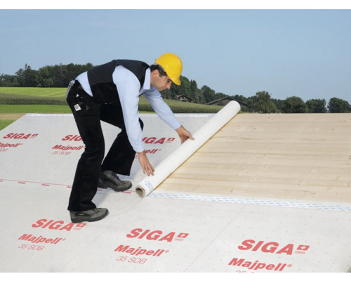 Handwerker verlegt SIGA Majpell Unterdeckbahn auf einem Holzdach.