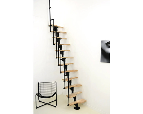 Raumansicht mit einer einläufigen Treppe mit Holzstufen und einem schwarzen Metallgeländer.