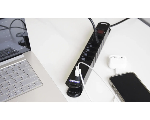Bloc multiprise noir de Steffen avec ordinateur portable, écouteurs et smartphone