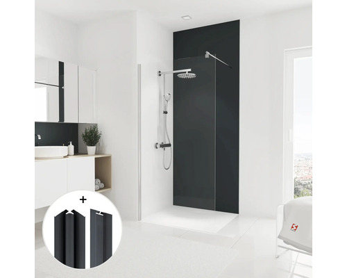 Badezimmer mit Duschabtrennung, Duscharmatur und Zubehör