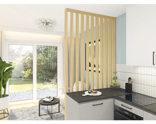 Aménagement intérieur lumineux avec cuisine, salon et séparateur de pièce à lattes de bois