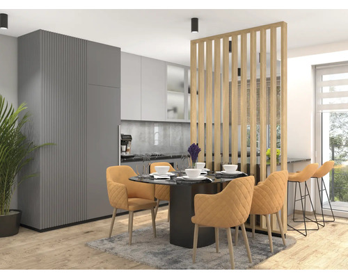 Cuisine lumineuse avec table à manger, chaises et comptoir de cuisine