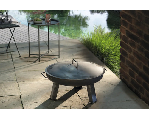 Feuerschale aus Metall mit Deckel auf einer Terrasse