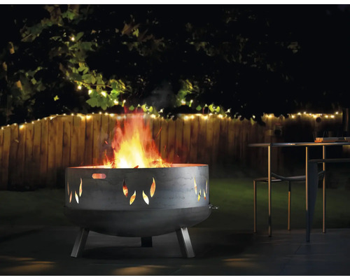 Foyer avec motif de flammes dans le jardin la nuit