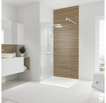 Salle de bains lumineuse avec douche, lavabo et serviette