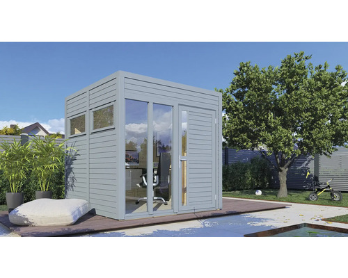 Scène de jardin avec abri de jardin moderne en bois avec fenêtres et porte sur une terrasse en bois