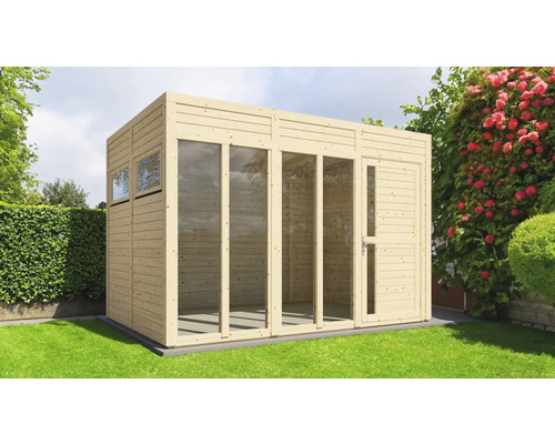 Abri de jardin en bois avec fenêtres et porte dans le jardin