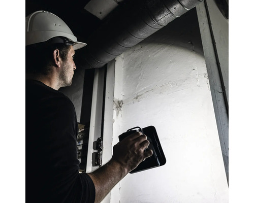 Artisan travaillant à l''intérieur avec une lampe de travail à LED