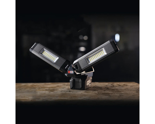 Lampe de travail LED à batterie avec deux têtes pivotantes.