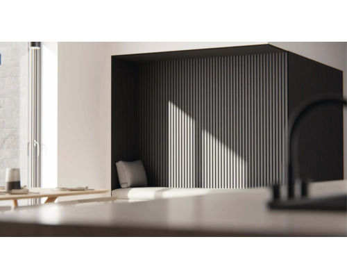 Pièce moderne avec coin salon, revêtement mural et coussins