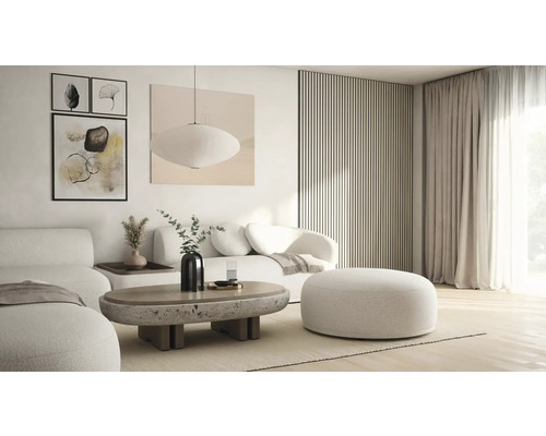 Salon avec canapé, fauteuil, table basse et décoration dans un design lumineux.