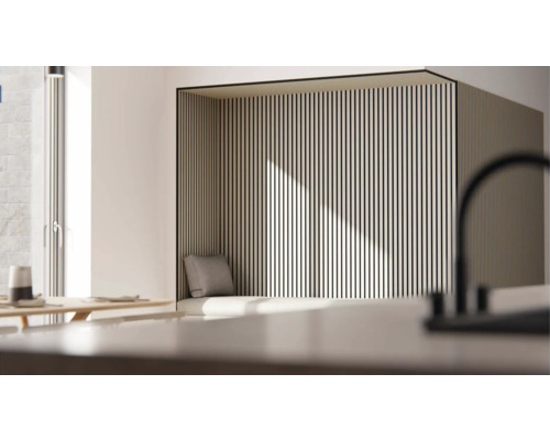 Intérieur lumineux avec lambris en bois et coin salon