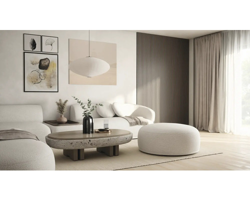 Salon avec canapé, fauteuil, table basse et décoration