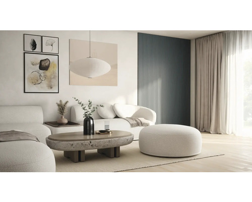 Salon avec canapé, tabouret, table basse et objets de décoration