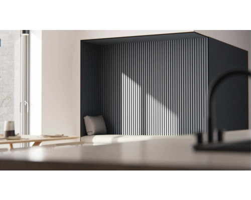 Intérieur moderne avec des panneaux en bois au mur et un coin salon