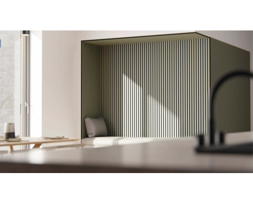 Coin lecture lumineux avec panneaux en bois et coussin de siège.