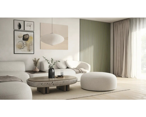 Salon avec canapé, table basse, tabouret et éléments décoratifs pour une ambiance cosy