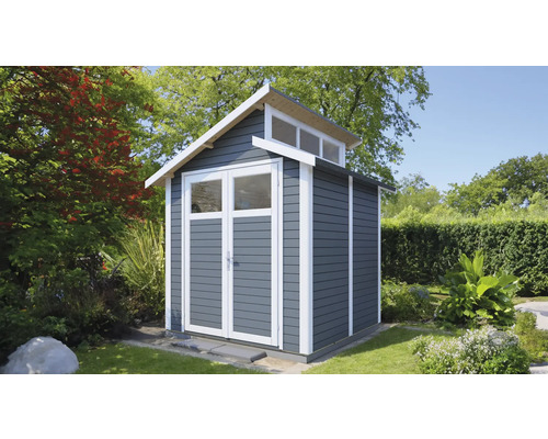 Gartenszene mit Gerätehaus aus Holz mit Doppeltür und Oberlicht