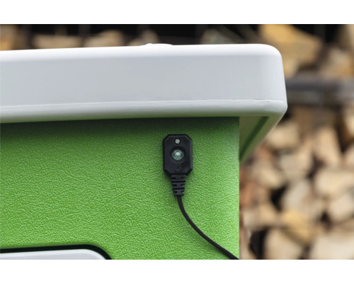 Detailansicht einer grünen Kühlbox mit Temperaturanzeige