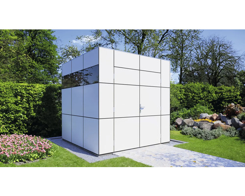 Cube de jardin moderne avec fenêtres et porte dans le jardin