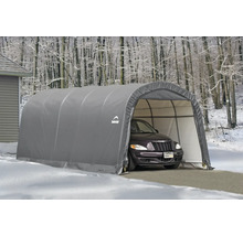 Graue Auto-Garage mit Auto im Winter