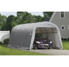Graue Auto-Garage mit Auto vor einem Haus