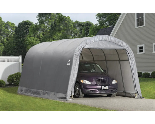 Garage auto grise avec voiture devant une maison