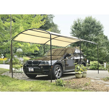 Voiture sous un abri de voiture avec toit en tissu