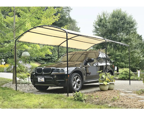 Voiture sous un abri de voiture avec toit en tissu