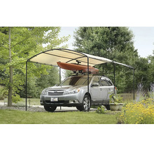 Voiture sous un abri de voiture avec toit en tissu et kayak sur le toit