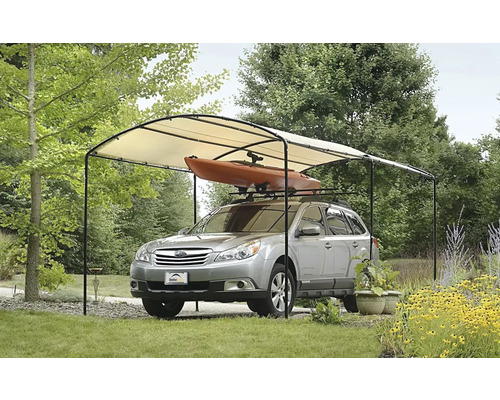 Voiture sous un abri de voiture avec toit en tissu et kayak sur le toit
