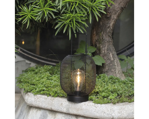 Dekorative schwarze Gitterleuchte mit Griff im Garten