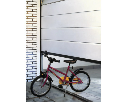 Szene mit geöffnetem Garagentor und Kinderfahrrad
