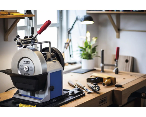 Machine à aiguiser Tormek avec meule diamantée sur un établi