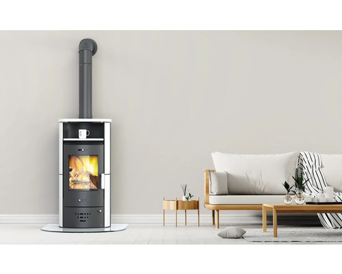 Poêle à bois avec conduit de fumée dans un salon