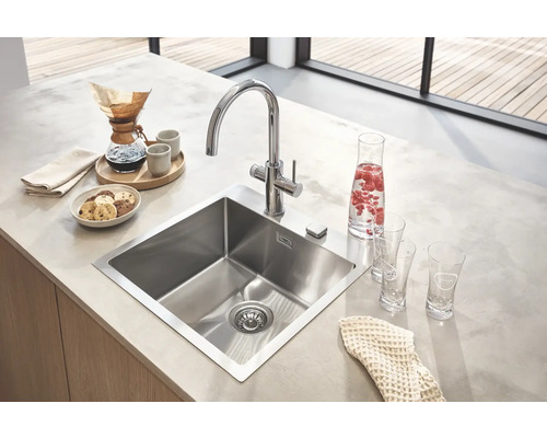 Évier de cuisine en acier inoxydable avec robinet sur un plan de travail