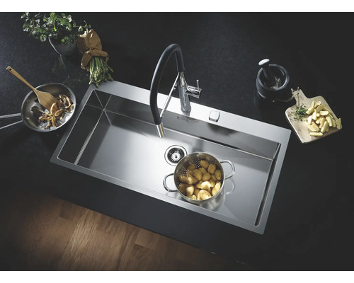 Évier en acier inoxydable avec robinet et aliments