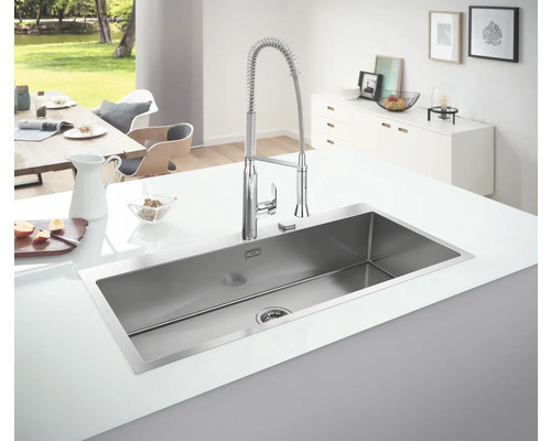 Évier en acier inoxydable avec robinet de cuisine dans une cuisine moderne